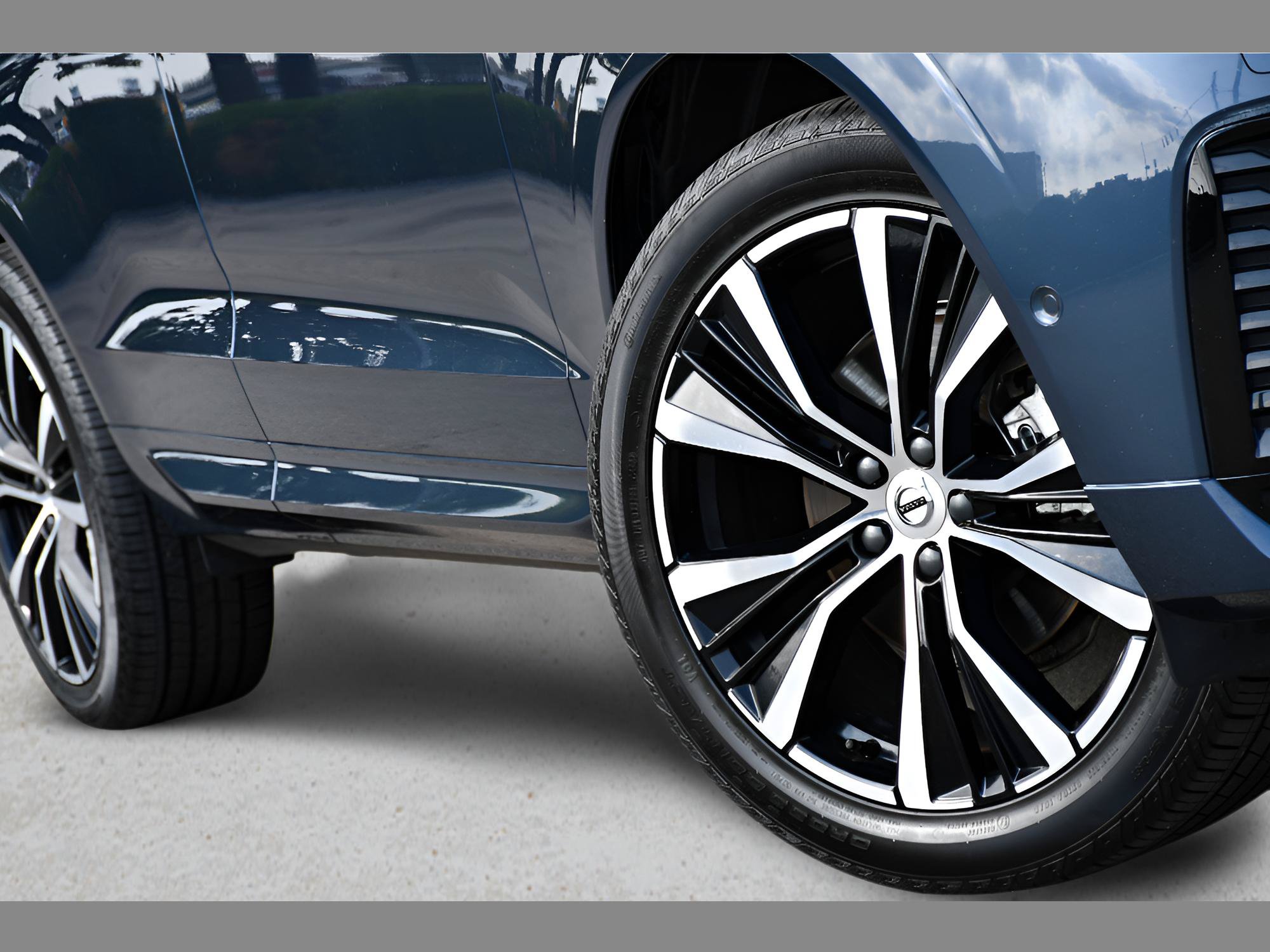 Certified 2024 Volvo XC60 B5 Plus w/ Climate Package AWD/4WD image 11