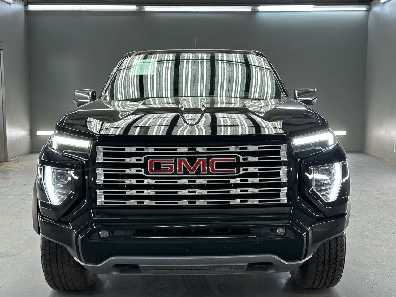 Used 2024 GMC Canyon Denali AWD/4WD image 2