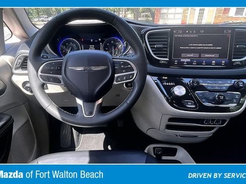 Used 2023 Chrysler Pacifica Touring-L FWD image 8