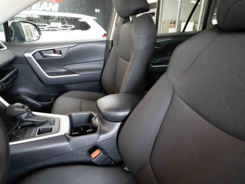 Used 2025 Toyota RAV4 XLE AWD/4WD image 10