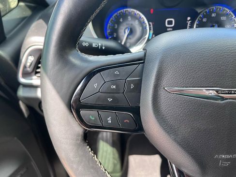 Used 2018 Chrysler Pacifica Touring-L Plus FWD image 33