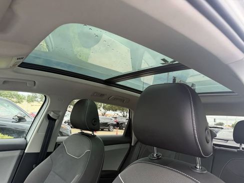 Used 2023 Volkswagen Taos SE w/ Panoramic Sunroof Package FWD image 20