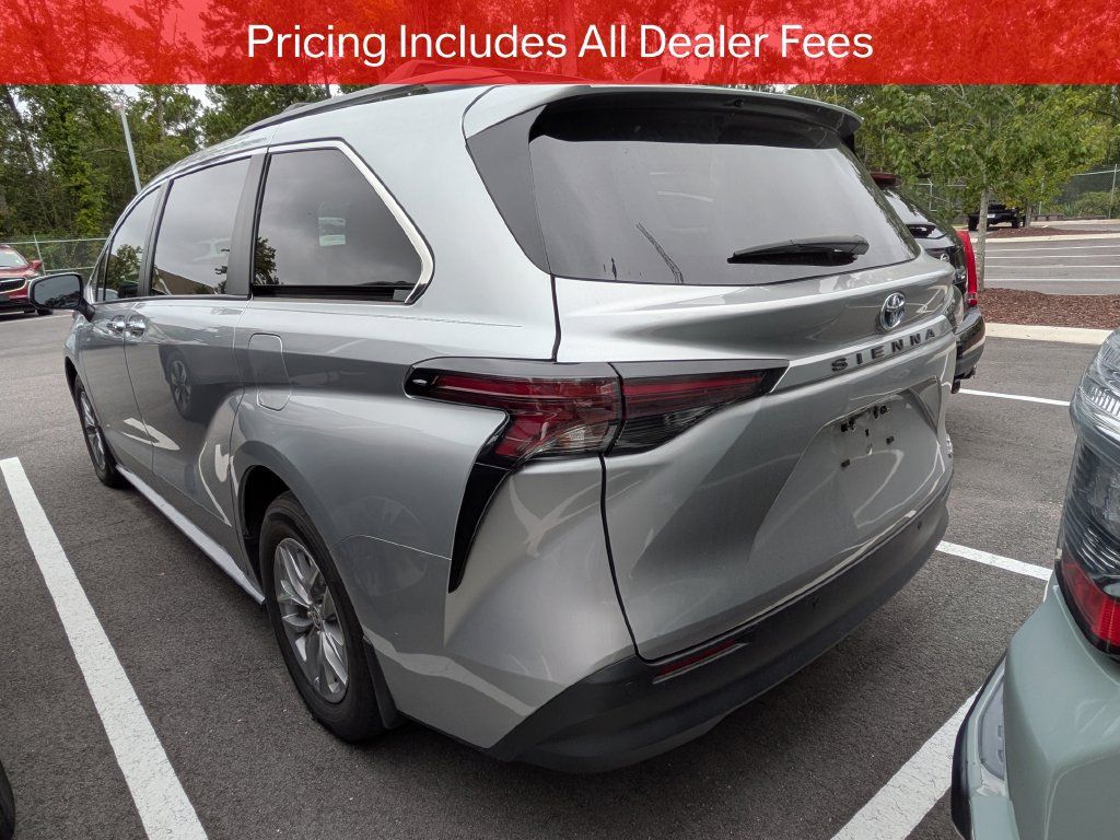 Used 2024 Toyota Sienna XLE FWD image 5