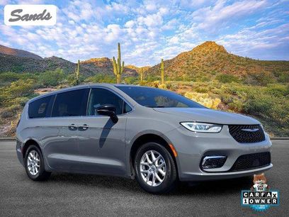 Used 2025 Chrysler Pacifica Select