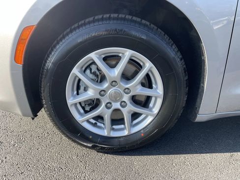 Used 2019 Chrysler Pacifica LX image 10