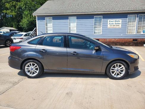 Used 2016 Ford Focus SE FWD image 4