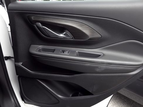 Used 2024 GMC Terrain SLE image 32