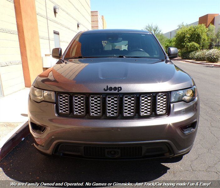 Used 2021 Jeep Grand Cherokee Laredo X AWD/4WD image 2