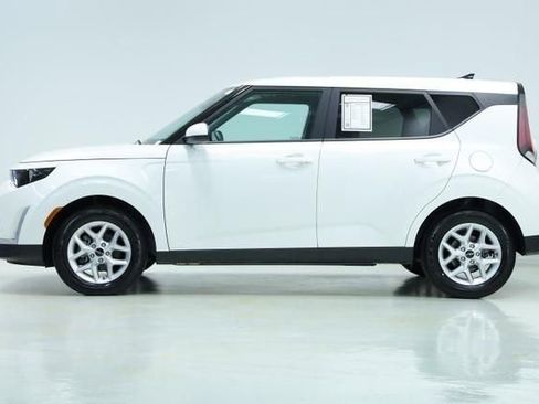 Used 2025 Kia Soul LX w/ LX Technology Package FWD image 4