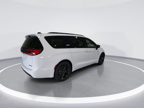New 2026 Chrysler Pacifica Limited w/ S Appearance Package image 8
