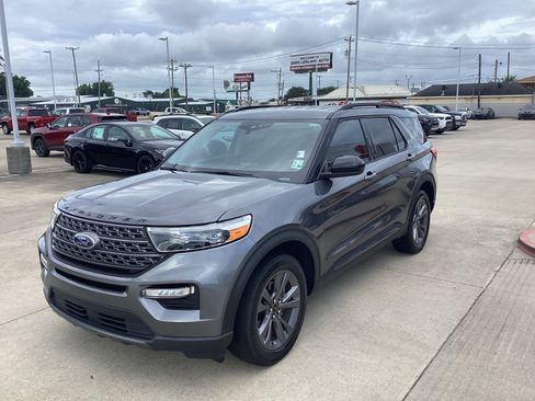 Used 2023 Ford Explorer XLT w/ Equipment Group 202A AWD/4WD image 3