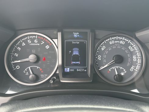 Certified 2021 Toyota Tacoma TRD Off-Road AWD/4WD image 12