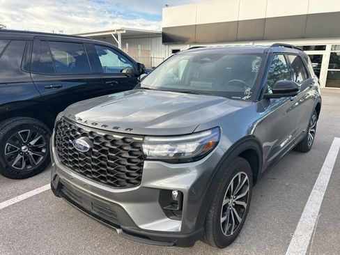 Used 2025 Ford Explorer ST-Line image 2