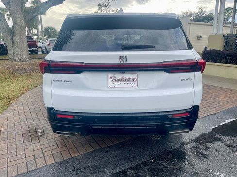 Used 2025 Buick Enclave Sport Touring image 4