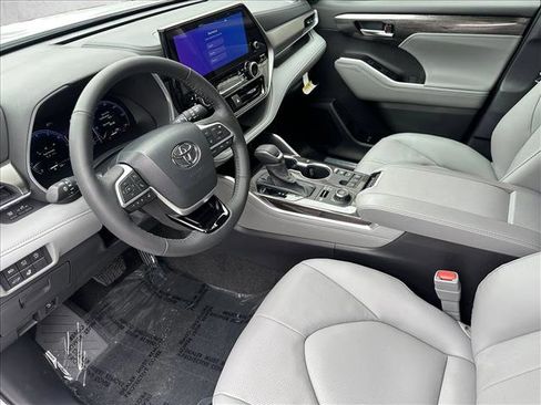 Used 2025 Toyota Highlander Limited image 13