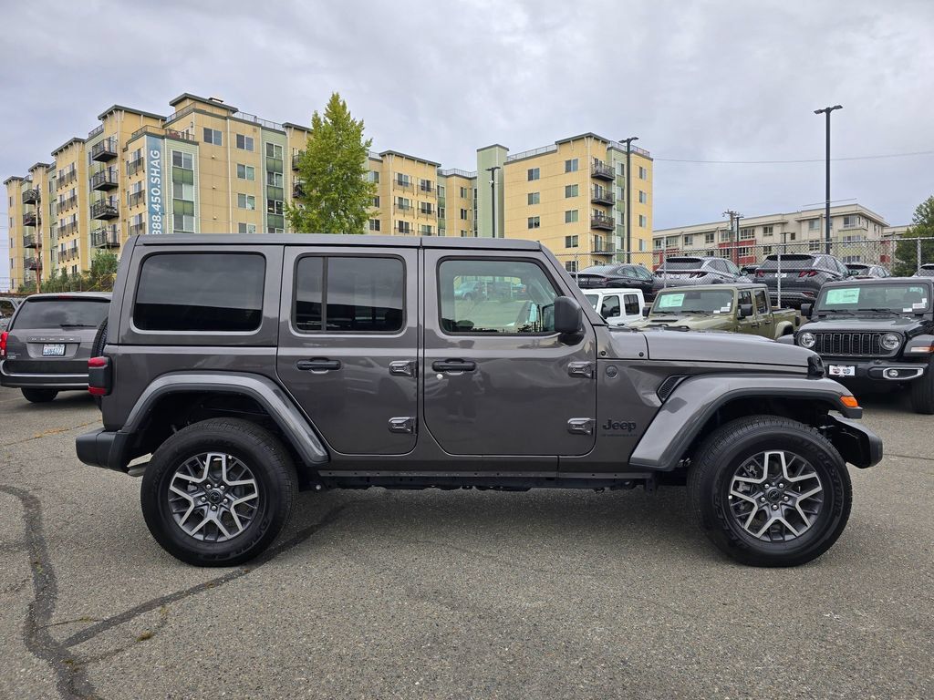 Used 2025 Jeep Wrangler Unlimited Sahara AWD/4WD image 9