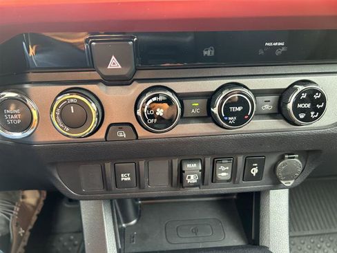Used 2018 Toyota Tacoma TRD Off-Road AWD/4WD image 20