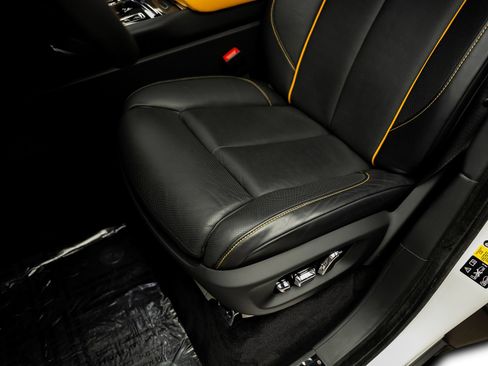 Used 2023 Rolls-Royce Cullinan Black Badge w/ Dark Exterior Package AWD/4WD image 33
