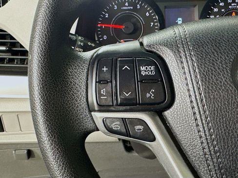 Used 2017 Toyota Sienna LE image 22