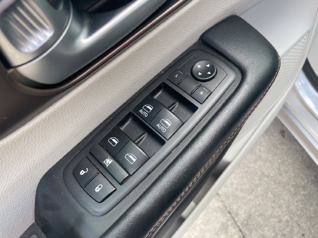 Used 2019 Chrysler Pacifica Touring Plus w/ Tire & Wheel Group FWD image 21