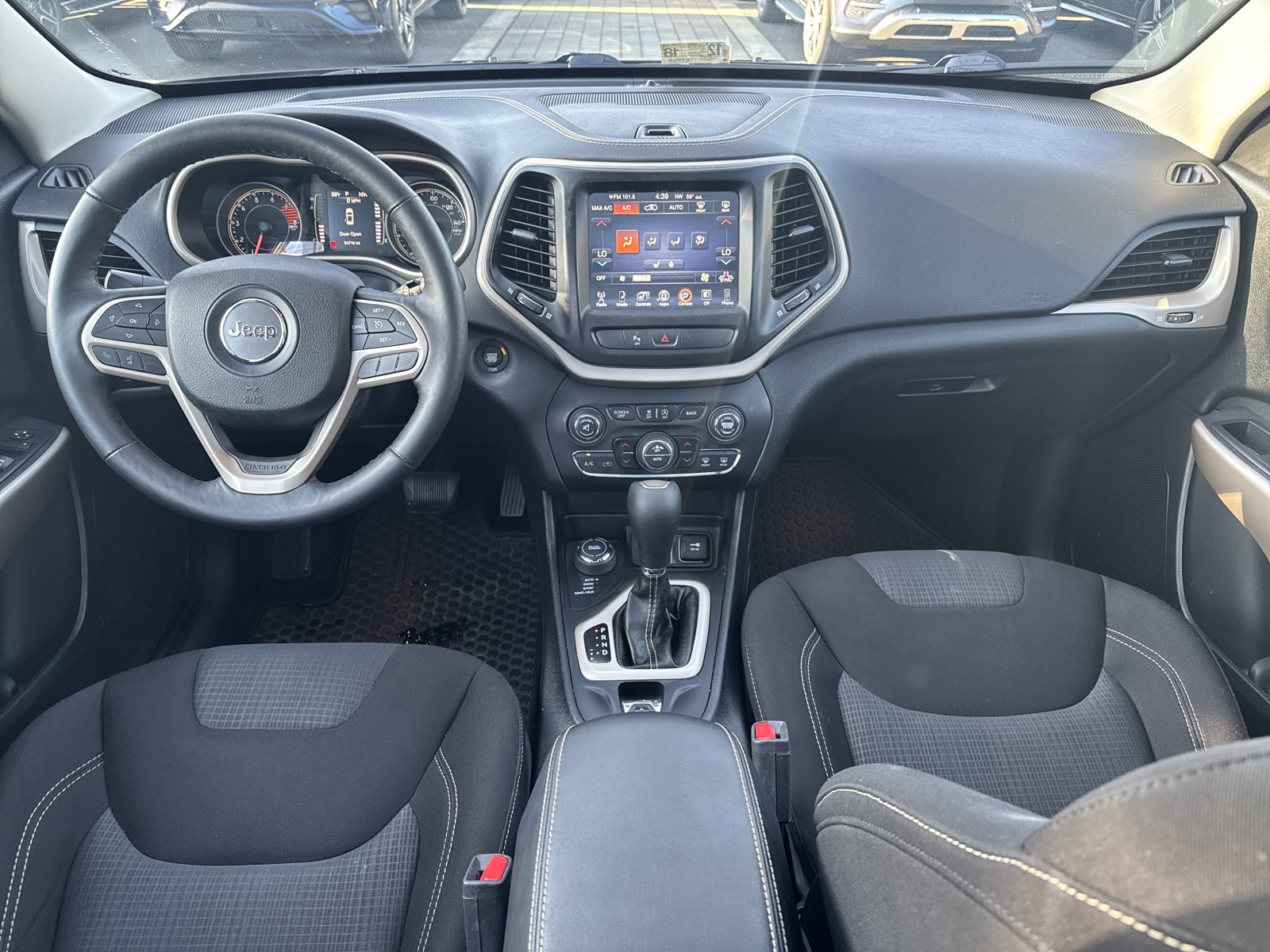 Used 2017 Jeep Cherokee Latitude w/ Comfort/Convenience Group AWD/4WD image 22