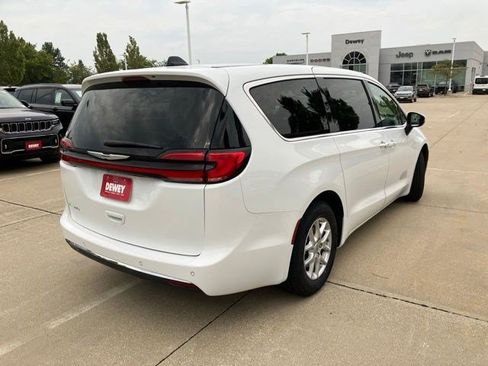 Certified 2023 Chrysler Pacifica Touring-L FWD image 6