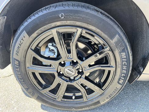 Certified 2023 Nissan Kicks SR w/ SR Premium Package FWD image 11