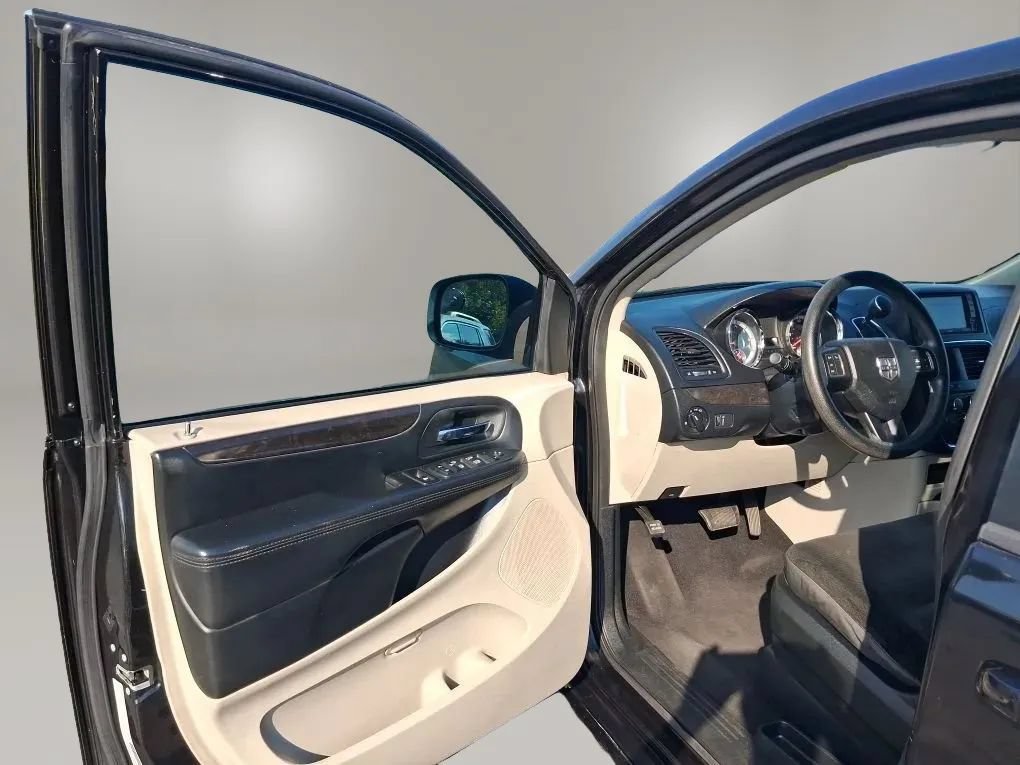 Used 2018 Dodge Grand Caravan SE w/ UConnect Hands-Free Group FWD image 16
