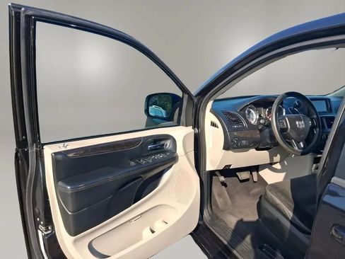 Used 2018 Dodge Grand Caravan SE w/ UConnect Hands-Free Group FWD image 16