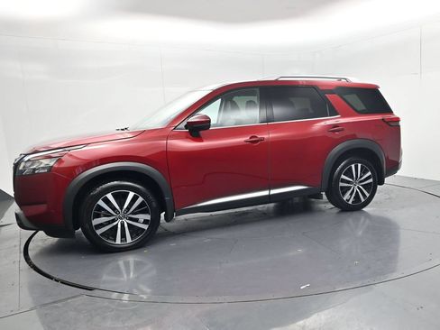 Used 2024 Nissan Pathfinder Platinum w/ Black Appearance Package AWD/4WD image 4