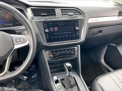 Used 2024 Volkswagen Tiguan SE image 17