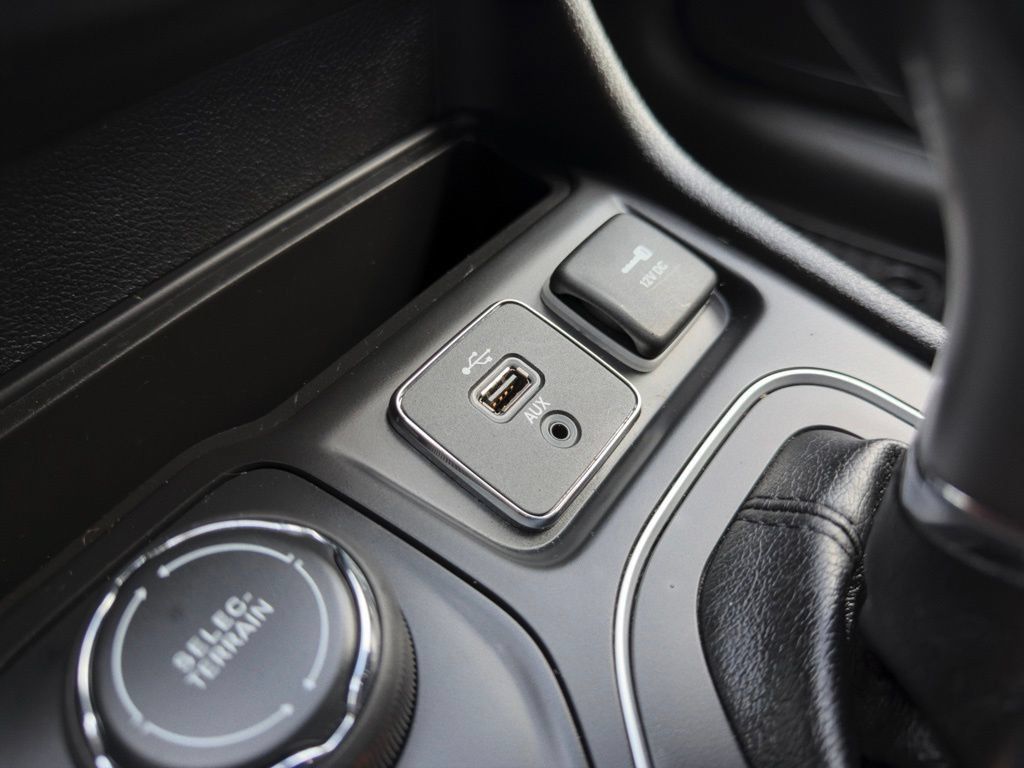 Used 2019 Jeep Cherokee Latitude Plus w/ Cold Weather Group AWD/4WD image 15