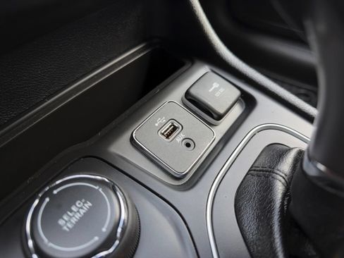 Used 2019 Jeep Cherokee Latitude Plus w/ Cold Weather Group AWD/4WD image 15
