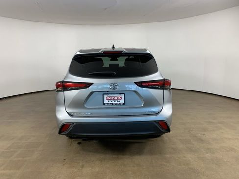 Used 2024 Toyota Highlander LE AWD/4WD image 10