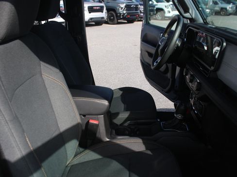 Used 2024 Jeep Wrangler Unlimited Sahara AWD/4WD image 32