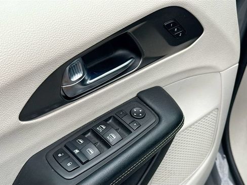 Used 2023 Chrysler Pacifica Touring-L FWD image 25