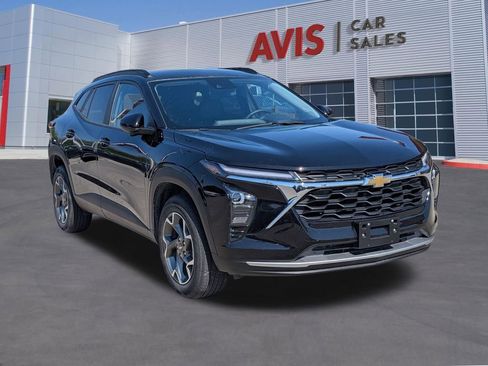 Used 2025 Chevrolet Trax LT w/ LT Convenience Package FWD image 3