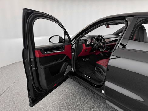 Used 2024 Porsche Cayenne Turbo GT image 10