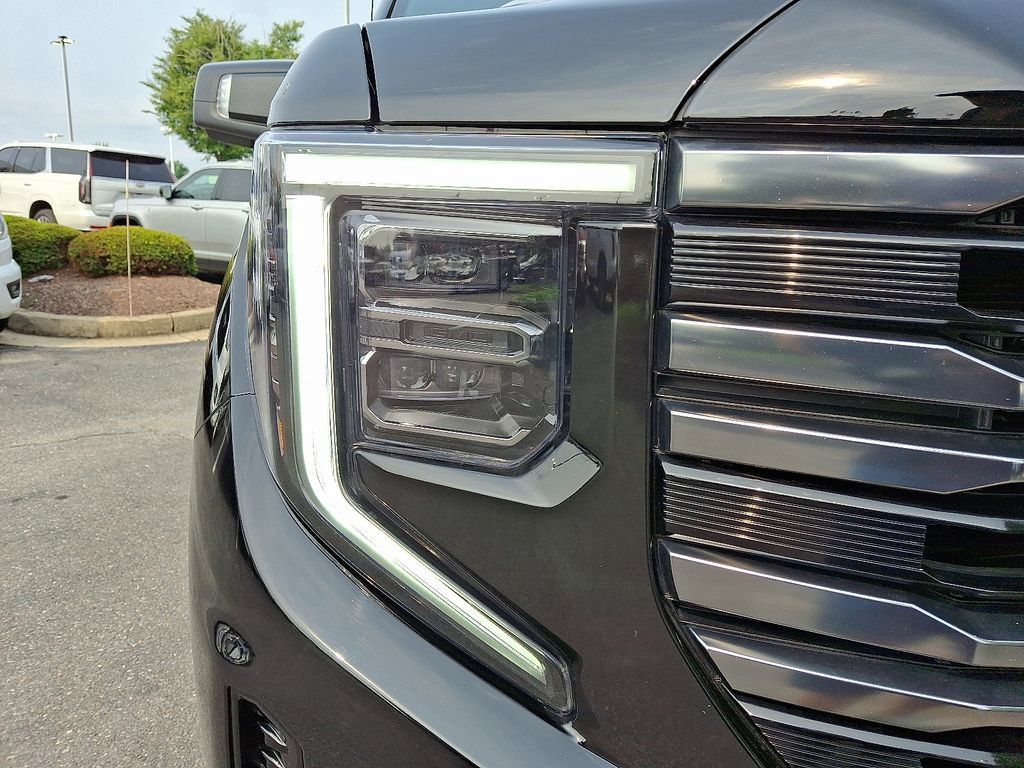 Used 2025 GMC Sierra 1500 AT4 w/ Technology Package AWD/4WD image 9