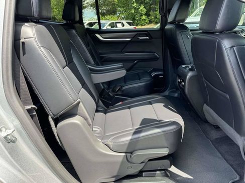 Used 2025 GMC Acadia Elevation w/ Elevation Premium Package FWD image 16
