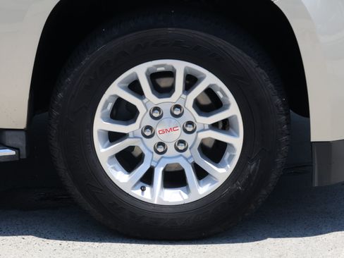 Used 2015 GMC Yukon XL SLT w/ Open Road Package AWD/4WD image 11