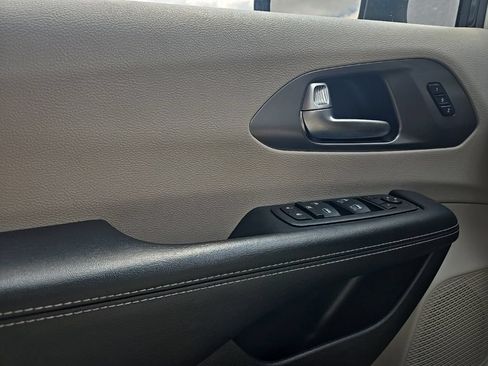 Used 2023 Chrysler Pacifica Touring-L FWD image 17