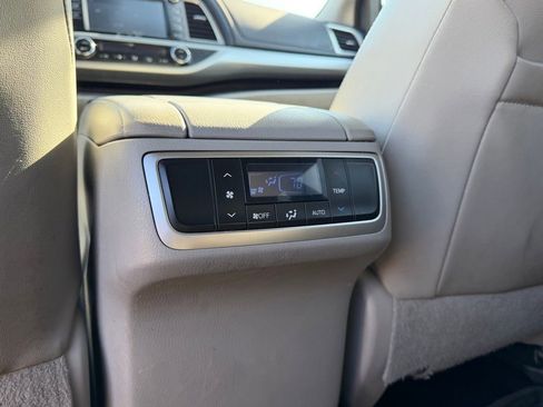 Used 2018 Toyota Highlander XLE image 19