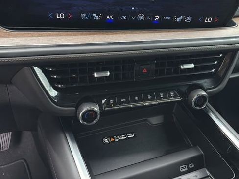 Used 2025 Chevrolet Tahoe High Country AWD/4WD image 31