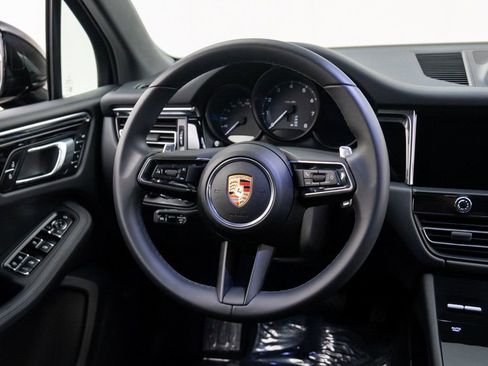 Certified 2025 Porsche Macan image 12