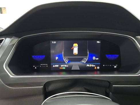 Used 2022 Volkswagen Tiguan SE R-Line FWD image 2