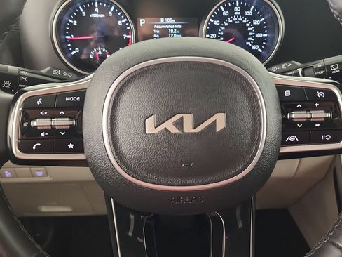 Used 2024 Kia Carnival LX FWD image 12