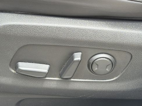 Used 2024 Kia Carnival EX FWD image 15