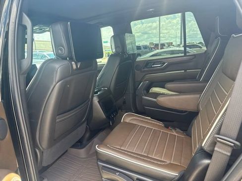 Used 2025 GMC Yukon Denali Ultimate w/ LPO, Floor Liner Package AWD/4WD image 7