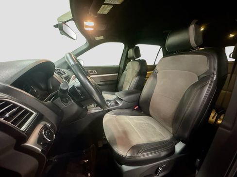 Used 2017 Ford Explorer XLT w/ Equipment Group 202A image 25